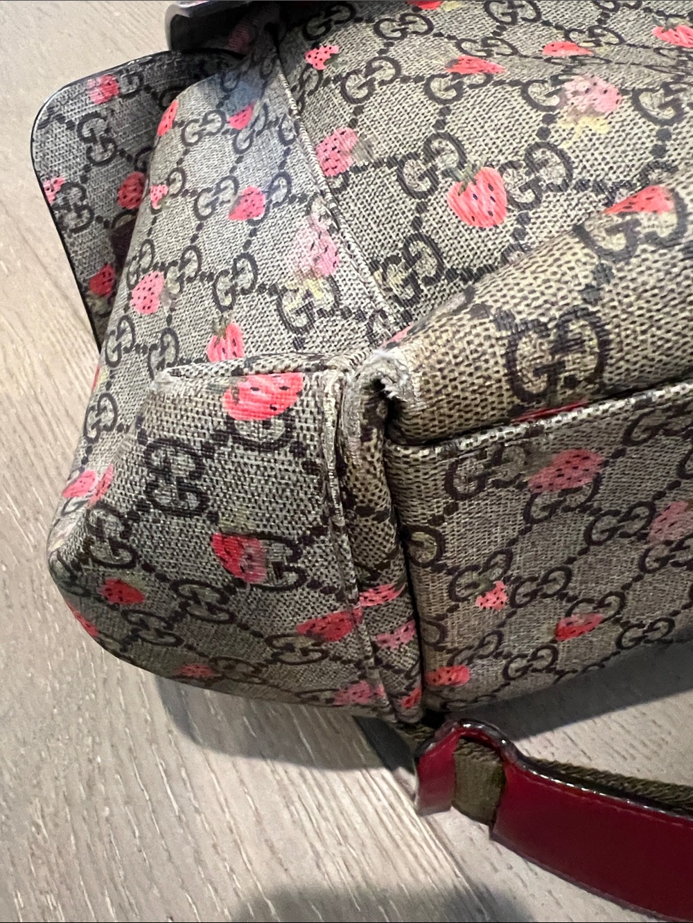 Gucci GG Supreme Diaper Bag with Strawberry Motif - Limited Edition - Picture 10 of 16